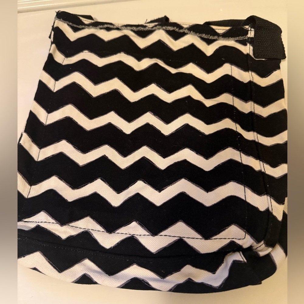 Thirty-one retro metro crossbody bag black chevron GUC